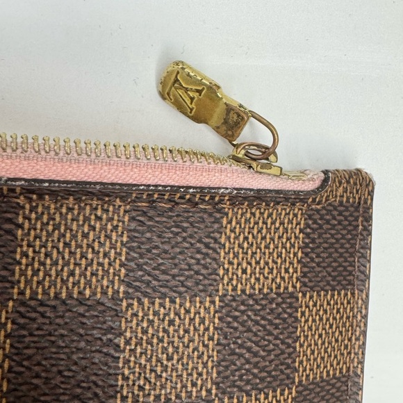 LOUIS VUITTON
Neverfull Pochette Damier Ebene Wristlet Pouch Rose Ballerine - Picture 6 of 12